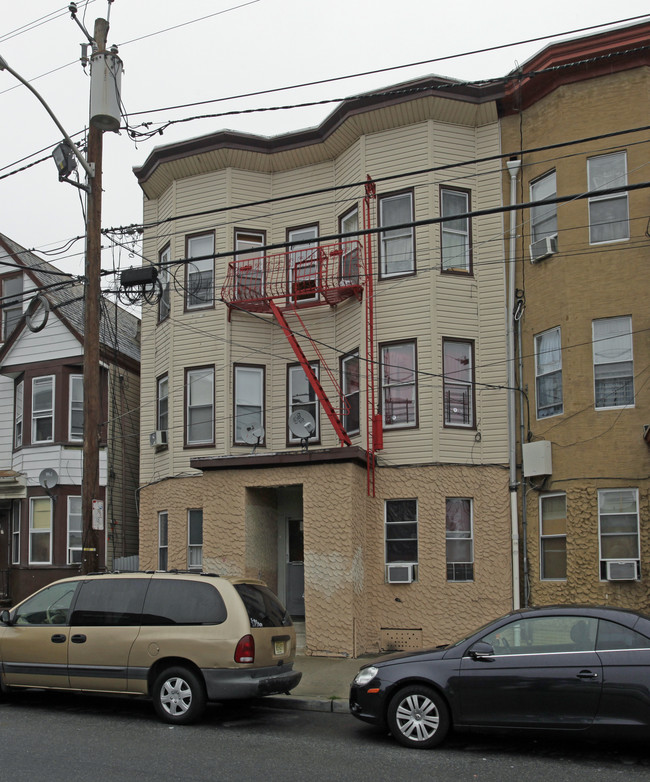 68 Hamilton Ave in Passaic, NJ - Foto de edificio - Building Photo