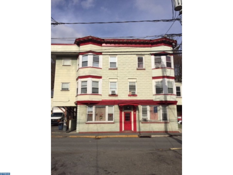 115 W Rowe St in Tamaqua, PA - Building Photo