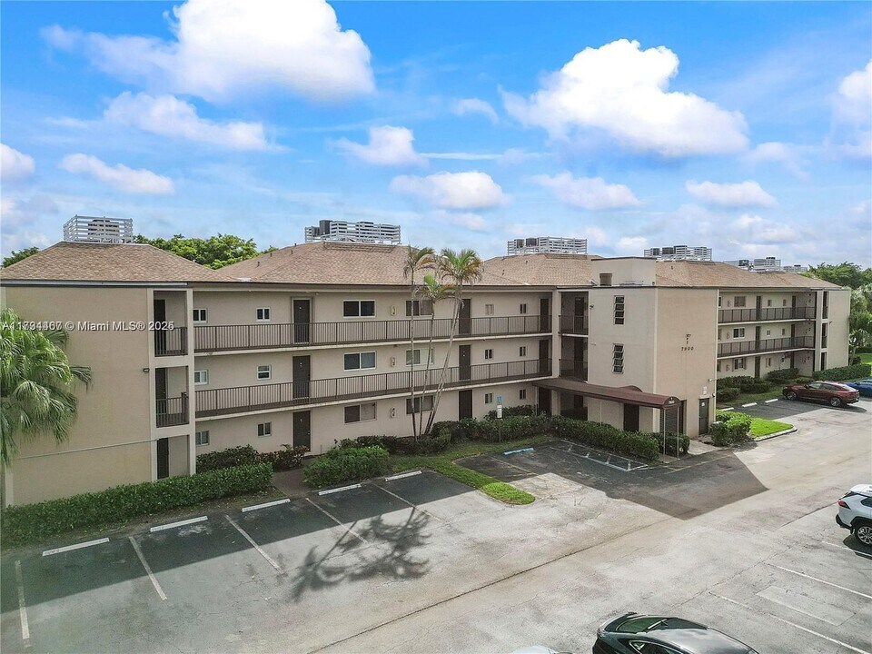 7900 NW 50th St in Lauderhill, FL - Building Photo