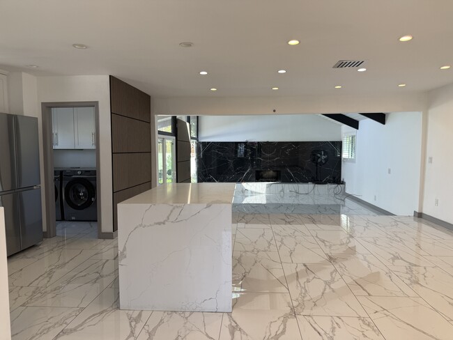 6910 Laramie Ave in Winnetka, CA - Foto de edificio - Building Photo