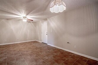 1329 Windsor St in Huntsville, TX - Building Photo - Building Photo