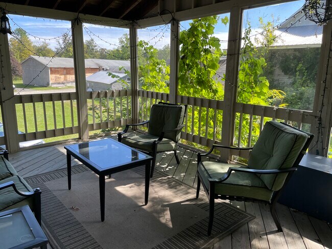 5 Seekonk Rd in Great Barrington, MA - Foto de edificio - Building Photo