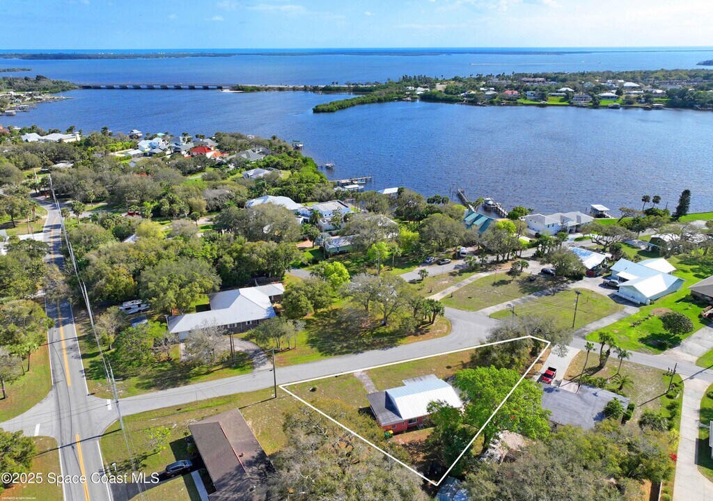 3755 Lakeview Dr in Sebastian, FL - Building Photo