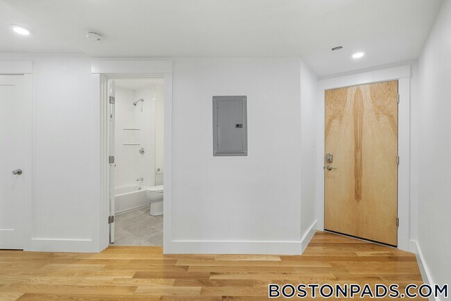 406 Columbia St, Unit 2 in Cambridge, MA - Foto de edificio - Building Photo