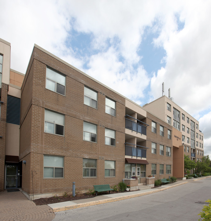 Hamilton Place in Newmarket, ON - Building Photo