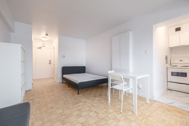 500 Des Pins Av O in Montréal, QC - Building Photo - Interior Photo