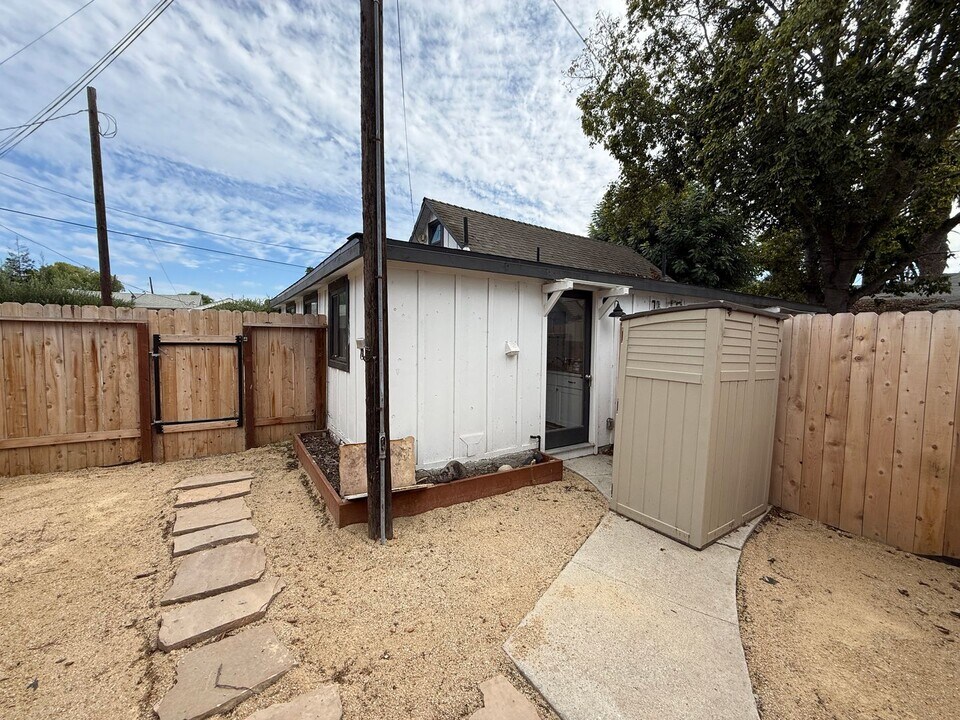 205 Wickenden St in Los Alamos, CA - Building Photo