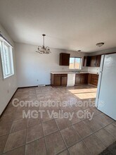 1063 5th Ave NW in Valley City, ND - Foto de edificio - Building Photo