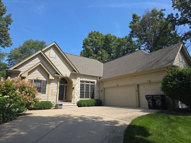 N72W24238 S Woodsview Dr in Sussex, WI - Building Photo - Building Photo