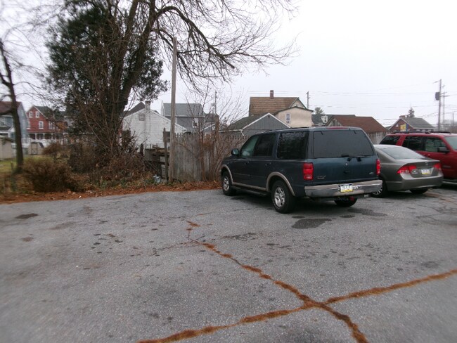 23 Brimmer Ave-Unit -Apt 1 in New Holland, PA - Foto de edificio - Building Photo