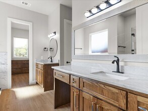 8101 Oak Hollow Dr in Arlington, TX - Building Photo - Building Photo