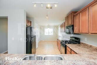 18582 W Vogel Ave in Goodyear, AZ - Foto de edificio - Building Photo