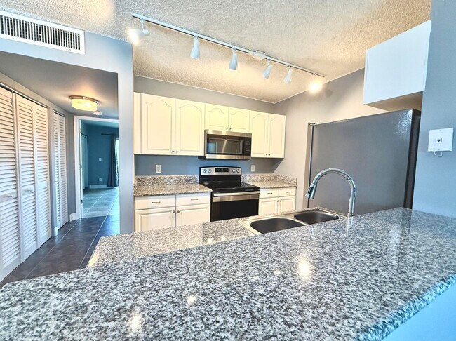 1625 Meadows Cir W, Unit 1625 in Boynton Beach, FL - Building Photo - Building Photo