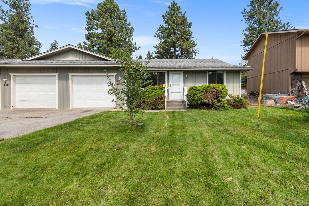 219 E Hawthorne Rd in Spokane, WA - Building Photo
