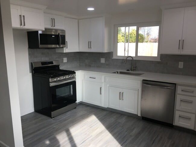 3526 W Tulare Ave in Visalia, CA - Building Photo - Building Photo