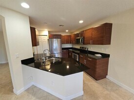 6185 Laurel Ln in Tamarac, FL - Building Photo