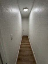 741 E Apricot Ave in Tulare, CA - Foto de edificio - Building Photo