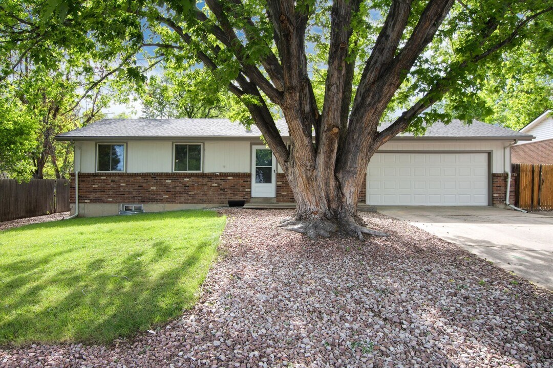 7695 S Harlan St in Littleton, CO - Building Photo