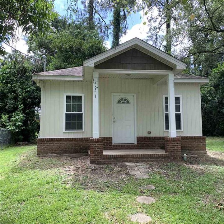 215 N Lipona Rd in Tallahassee, FL - Building Photo