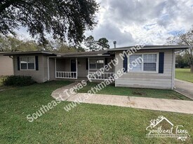 1441 Bassett St in Orange, TX - Building Photo