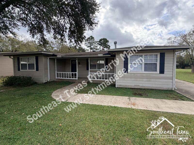 1441 Bassett St in Orange, TX - Building Photo