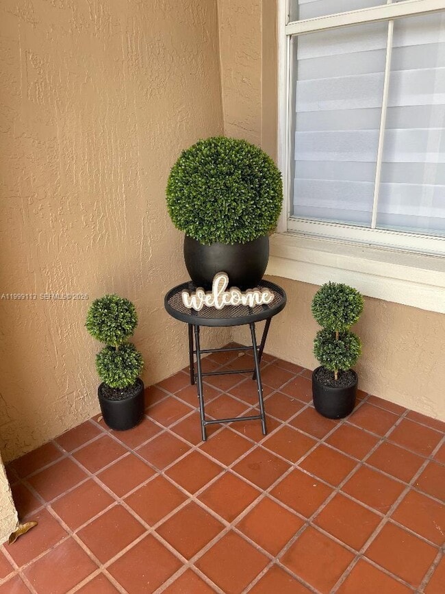 7690 S Southwood Cir in Davie, FL - Building Photo - Building Photo