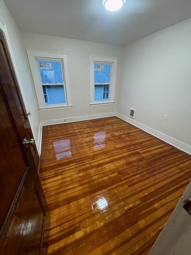 28 Morgan St, Unit 2ND FLOOR in Meriden, CT - Building Photo - Building Photo