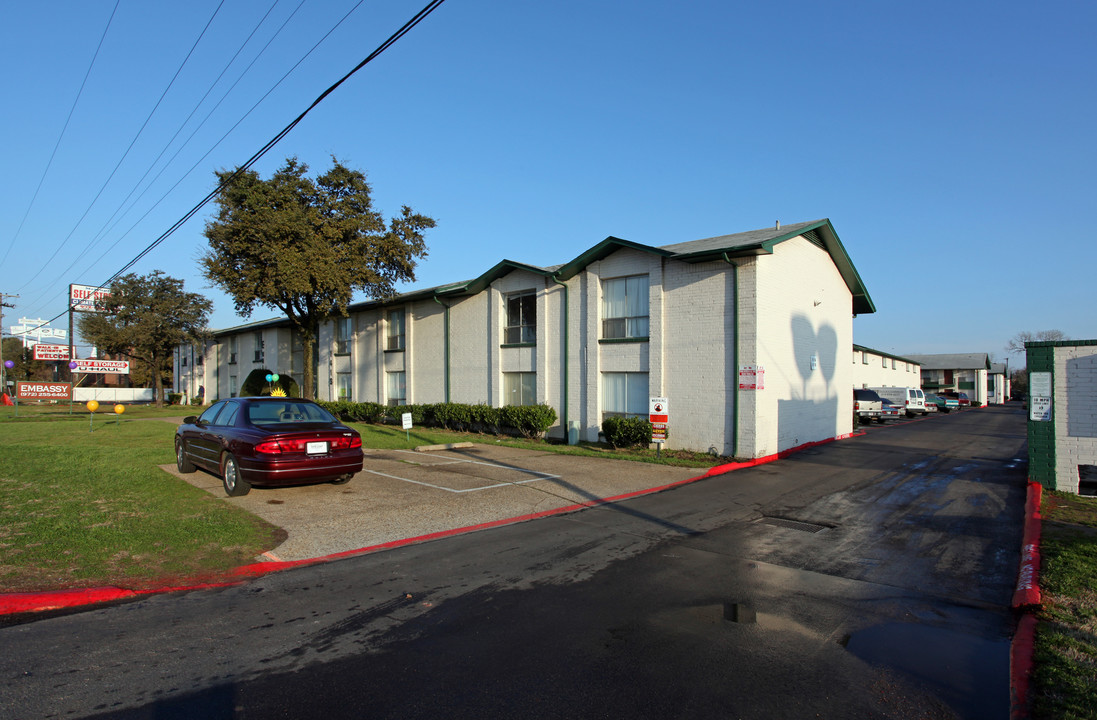 Embassy Apartments in Irving, TX - Foto de edificio