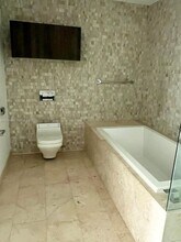 68 SW 6th St in Miami, FL - Foto de edificio - Building Photo