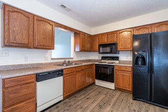 385 Hawthorne Oaks Way in Powell, TN - Foto de edificio - Building Photo