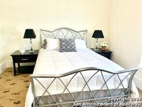 1902 Buena Vista St in San Antonio, TX - Building Photo - Building Photo