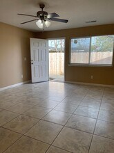 310 E Elm St, Unit B in Hanford, CA - Foto de edificio - Building Photo
