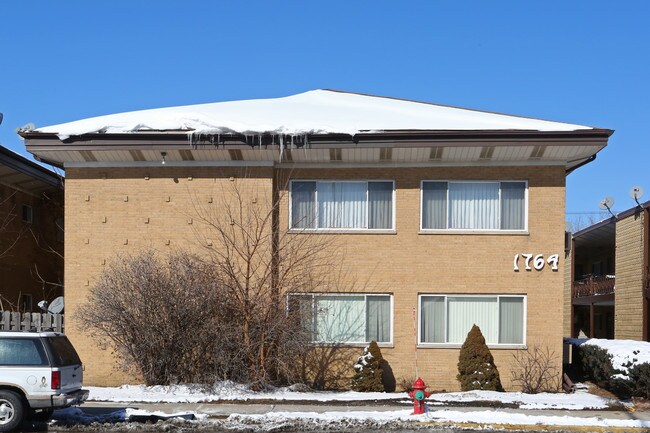 1764 E Oakton St in Des Plaines, IL - Foto de edificio - Building Photo