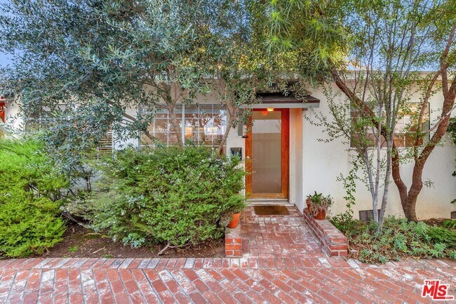 1405 Ocean Park Blvd in Santa Monica, CA - Foto de edificio - Building Photo