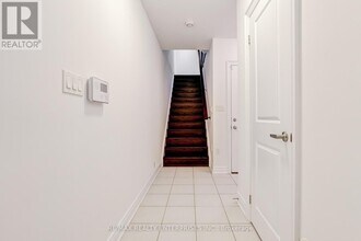 290 Royalton Common in Oakville, ON - Building Photo - Building Photo