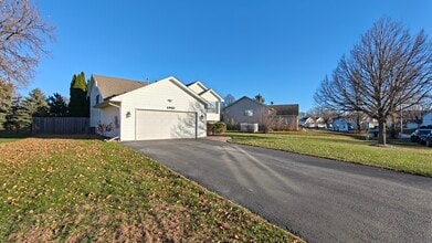 1943 Parkway Ave in Shakopee, MN - Foto de edificio - Building Photo