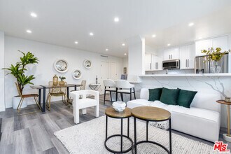 1262 N Sweetzer Ave in West Hollywood, CA - Building Photo - Building Photo