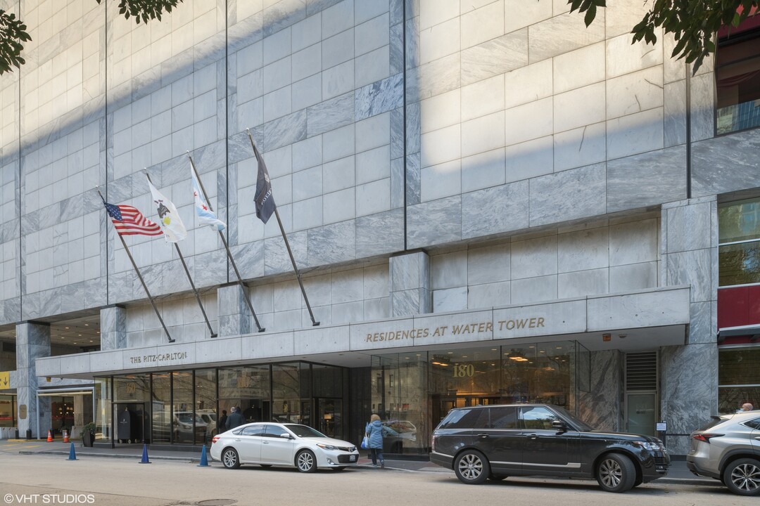 180 E Pearson St, Unit 4901 in Chicago, IL - Building Photo