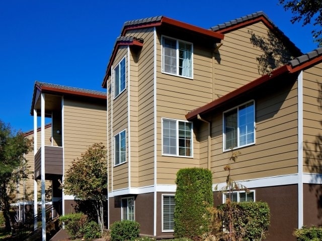 Hathaway Court Apartments in Wilsonville, OR - Building Photo - Building Photo
