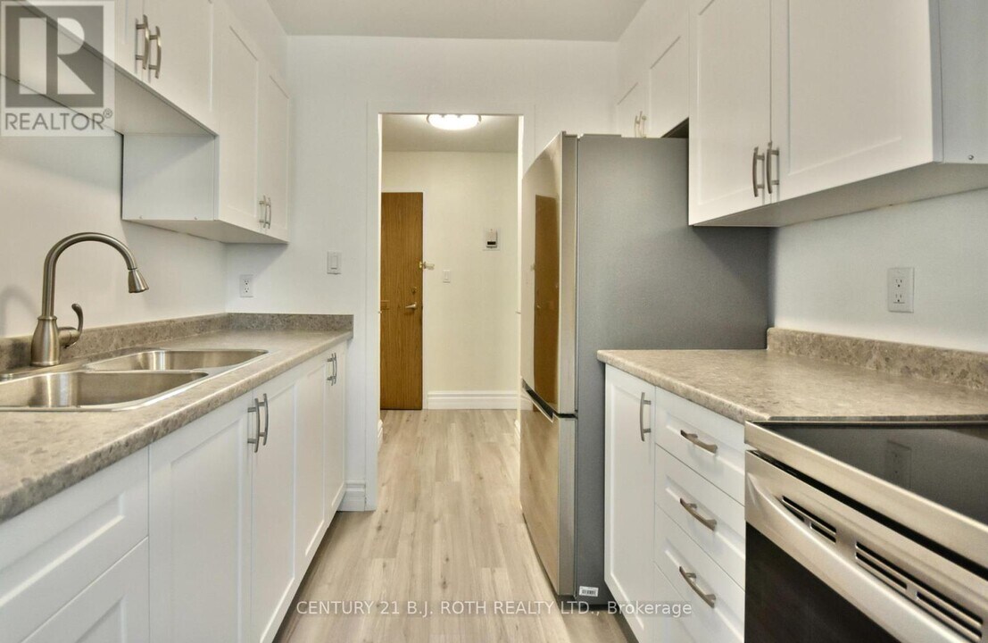 2 Grove St E in Barrie, ON - Building Photo