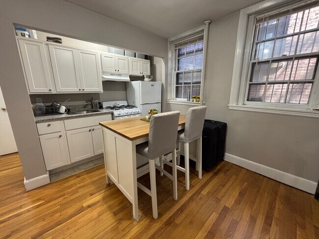 29 Myrtle St, Unit B in Boston, MA - Foto de edificio - Building Photo