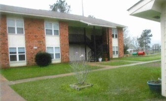 100 Tamaran Loop in Eunice, LA - Building Photo