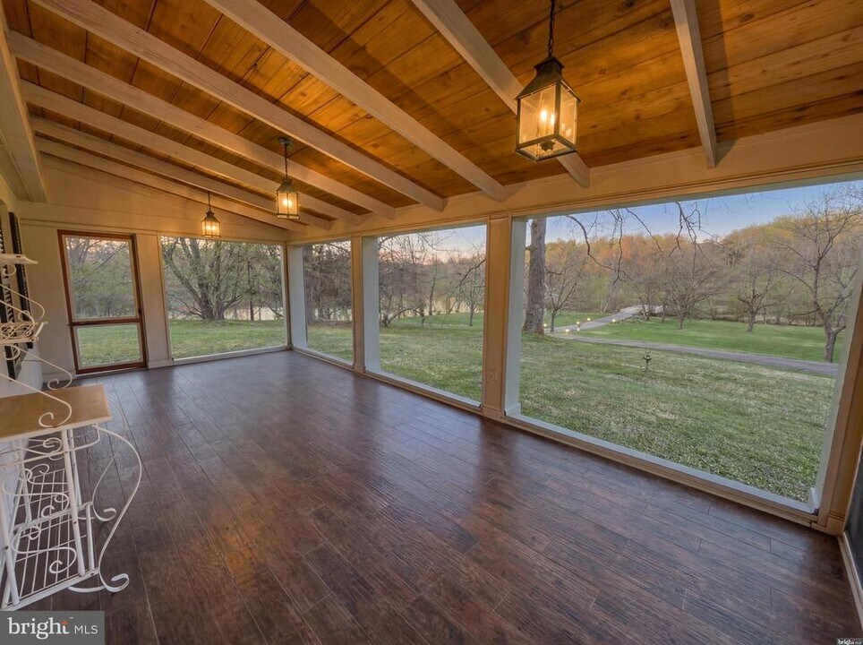 37899 Snickersville Turnpike in Purcellville, VA - Building Photo