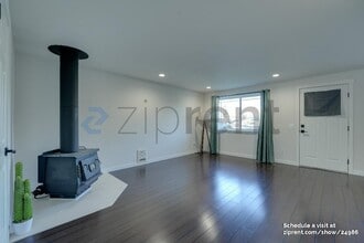 732 Natalie Pl in Enumclaw, WA - Foto de edificio - Building Photo