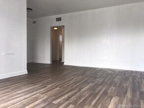 17031 NE 21st Ave-Unit -2 in North Miami Beach, FL - Building Photo - Building Photo