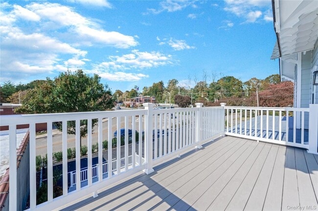 110 School St, Unit 6 in Glen Cove, NY - Building Photo - Building Photo