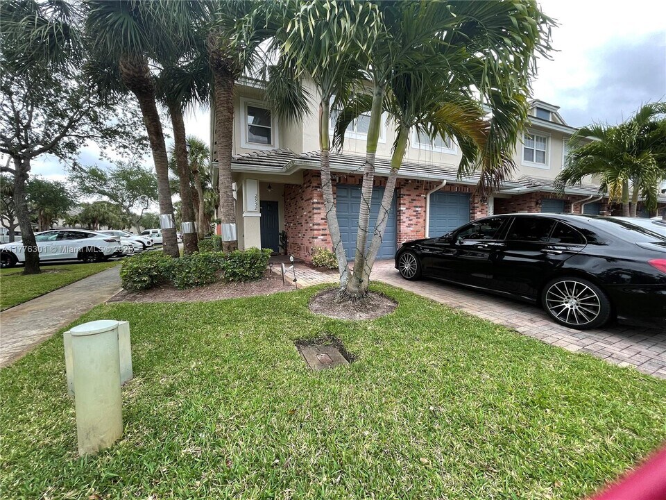 2952 NW 33rd Ln in Lauderdale Lakes, FL - Building Photo