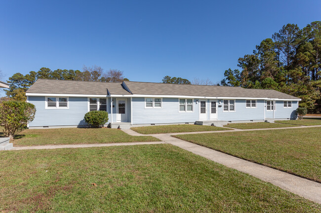 New Town Center Apartments in Jacksonville, NC - Foto de edificio - Building Photo