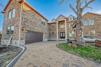 2011 Crescent Dr in La Porte, TX - Building Photo - Building Photo