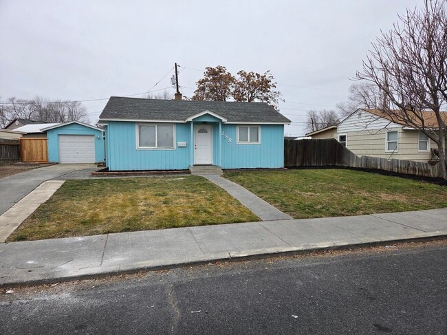 258 Knolls Vista Dr in Moses Lake, WA - Foto de edificio - Building Photo